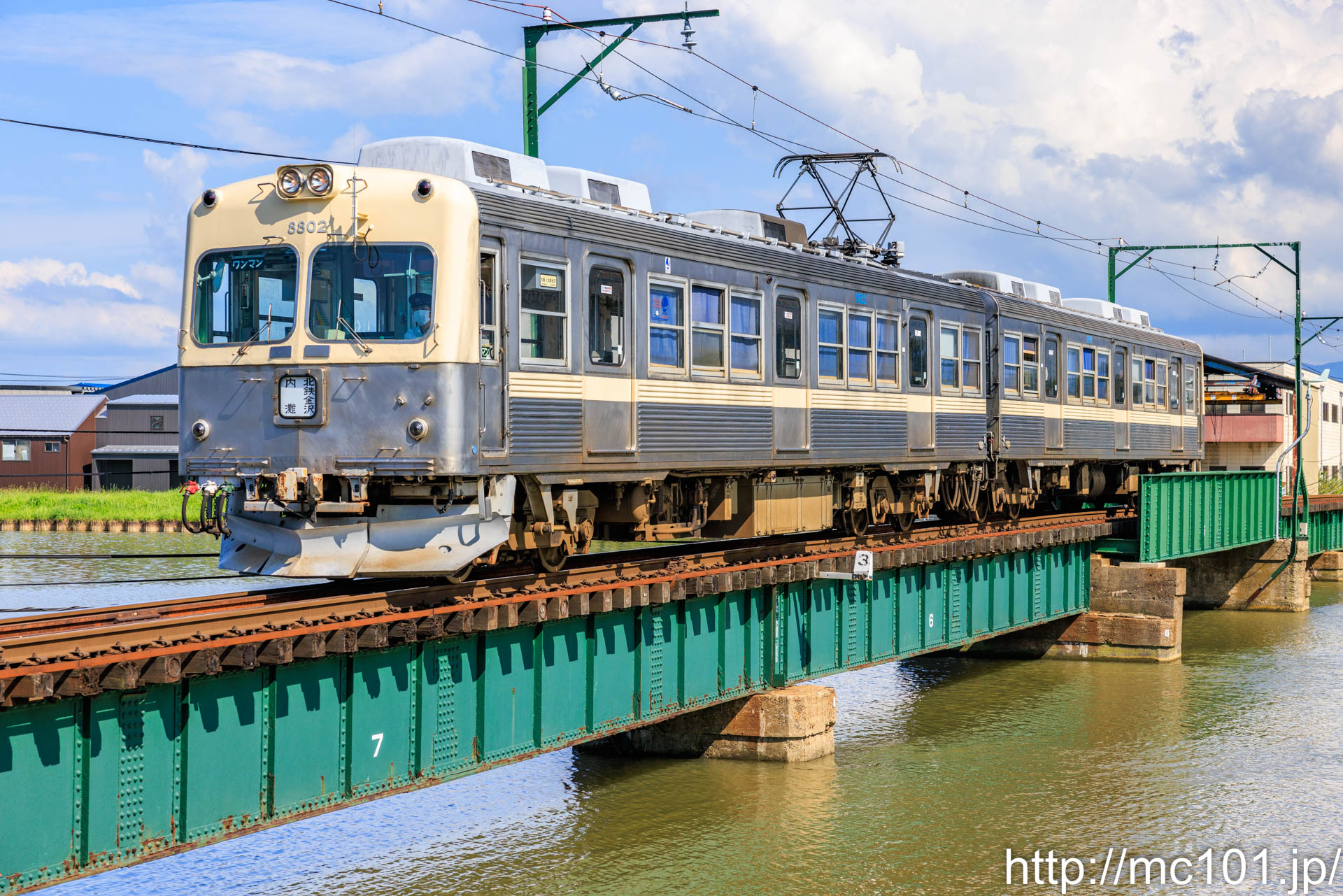 北陸鉄道浅野川線 粟ヶ崎駅付近で撮影した北陸鉄道8000系8802を先頭とする列車(8802F)の写真