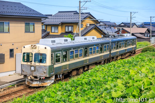 北陸鉄道浅野川線 三ツ屋～大河端間で撮影した北陸鉄道8000系8812を先頭とする列車(8802F)の写真
