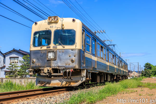 北陸鉄道浅野川線 三口～三ツ屋間で撮影した北陸鉄道8000系8812を先頭とする列車(8802F)の写真