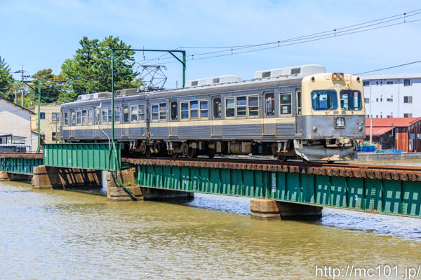 北陸鉄道浅野川線 蚊爪～粟ヶ崎間で撮影した北陸鉄道8000系8812を先頭とする列車(8802F)の写真