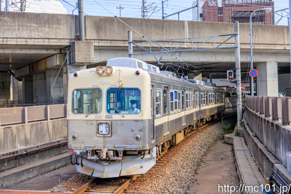 北陸鉄道浅野川線 七ツ屋駅で撮影した北陸鉄道8000系8802を先頭とする列車(8802F)の写真