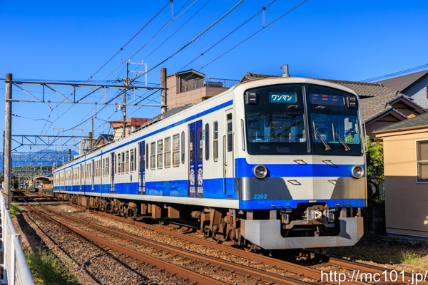 伊豆箱根鉄道駿豆線 田京駅付近で撮影した伊豆箱根鉄道1300系2202を先頭とする列車(1302F)の写真