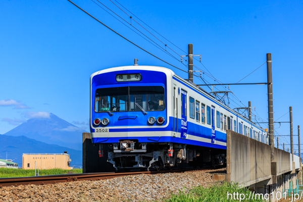 伊豆箱根鉄道駿豆線 伊豆仁田～原木間にてで撮影した伊豆箱根鉄道3000系3502を先頭とする列車(3502F)の写真
