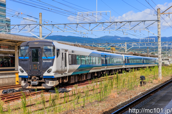 伊豆箱根鉄道駿豆線 三島駅で撮影したJR東日本E257系クハE256-2506を先頭とする列車(NC-31編成)の写真