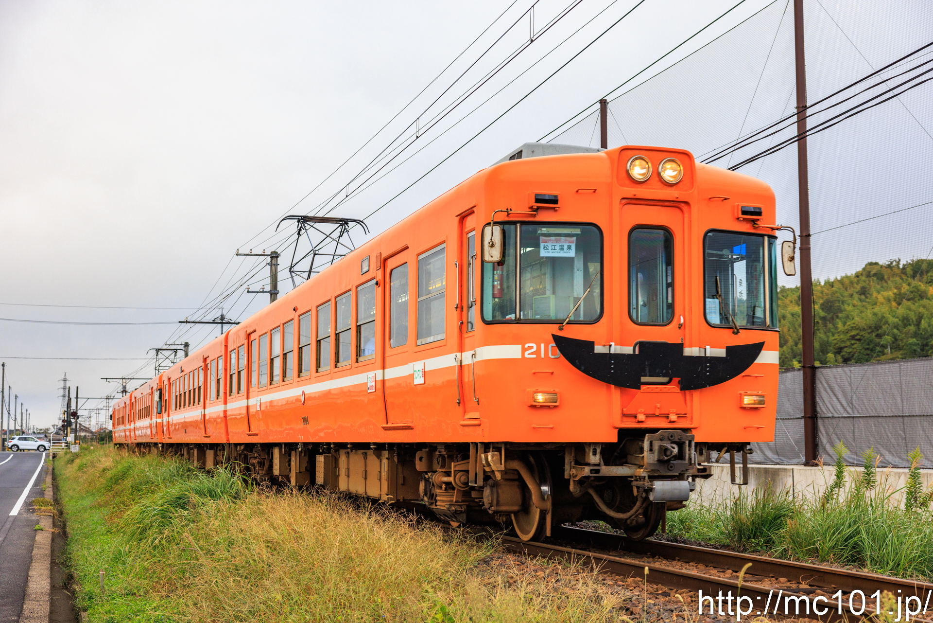 一畑電車北松江線 湖遊館新駅～園間で撮影した一畑電車2100系2104を先頭とする列車(2104F)の写真