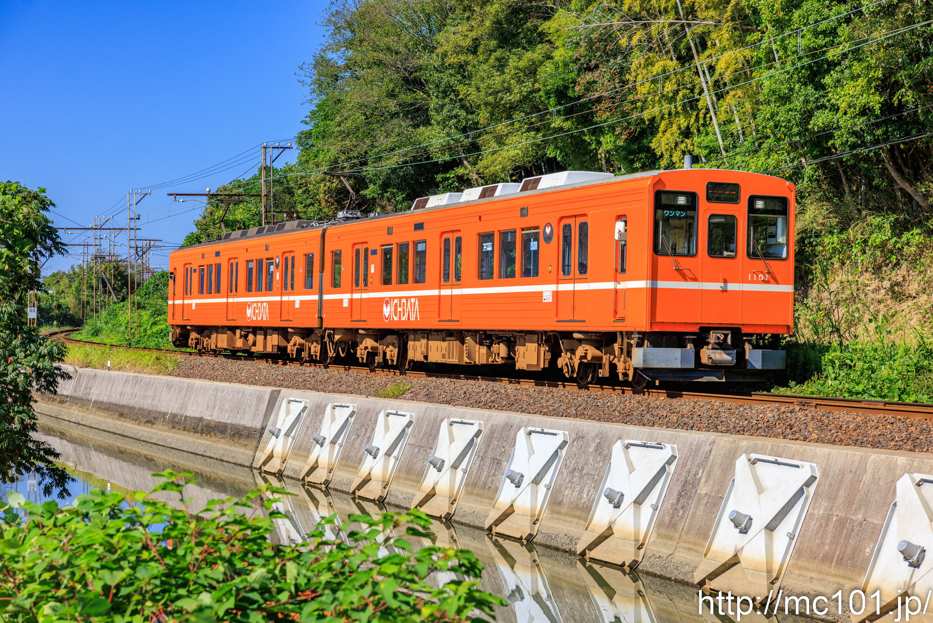 一畑電車北松江線 長江～朝日ヶ丘間で撮影した一畑電車1000系1101を先頭とする列車(1001F)の写真