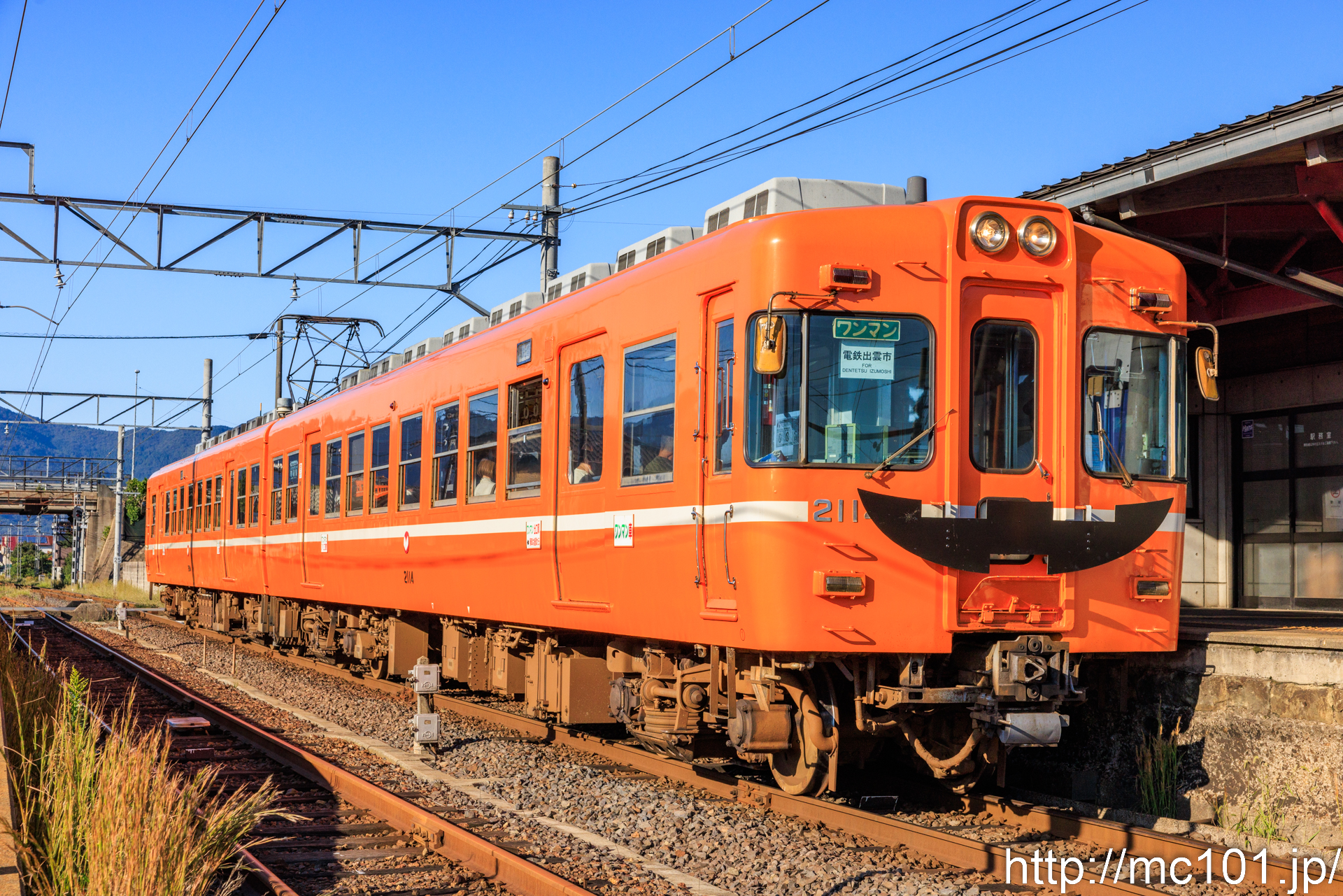 一畑電車北松江線 大津町駅で撮影した一畑電車2100系2114を先頭とする列車(2104F)の写真