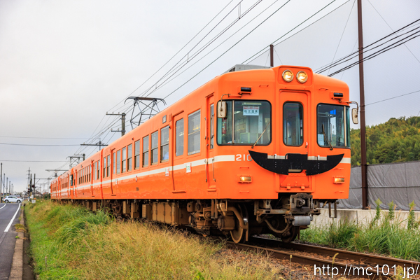 一畑電車北松江線 湖遊館新駅～園間で撮影した一畑電車2100系2104を先頭とする列車(2104F)の写真
