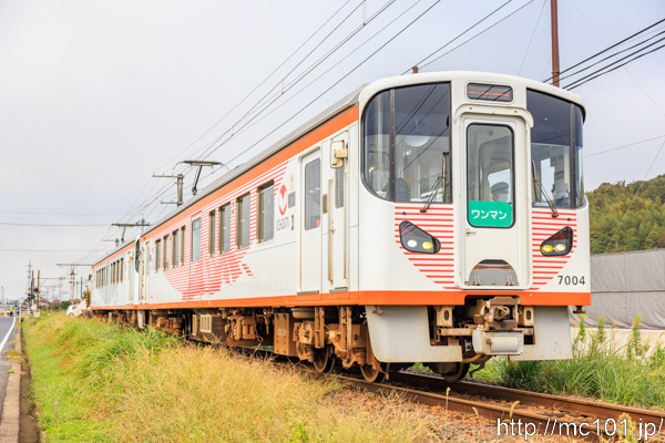 一畑電車北松江線 湖遊館新駅～園間で撮影した一畑電車7000系7004 + 7003の写真