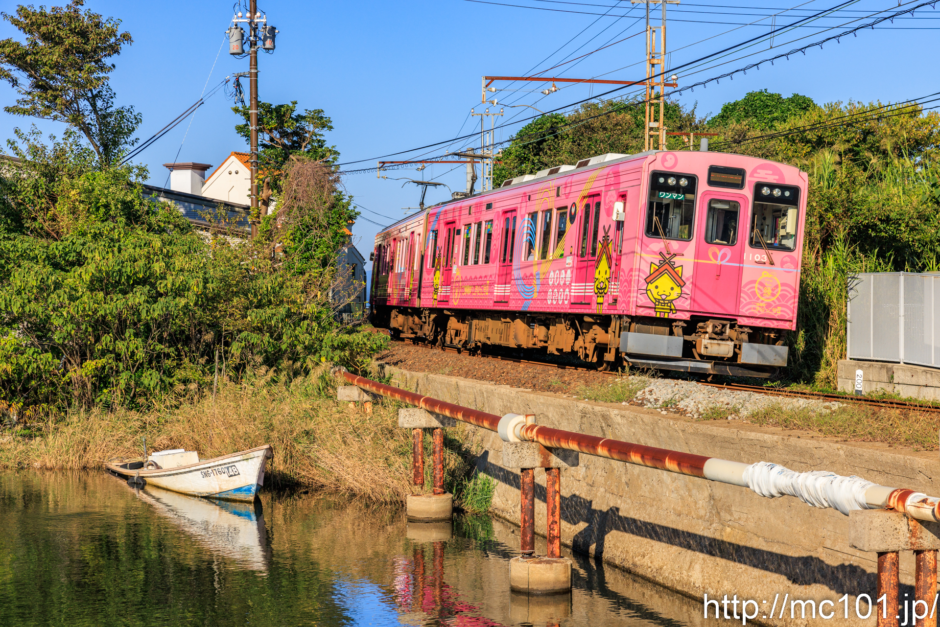 一畑電車北松江線 松江イングリッシュガーデン前～松江しんじ湖温泉間で撮影した一畑電車1000系1103を先頭とする列車(1003F)の写真