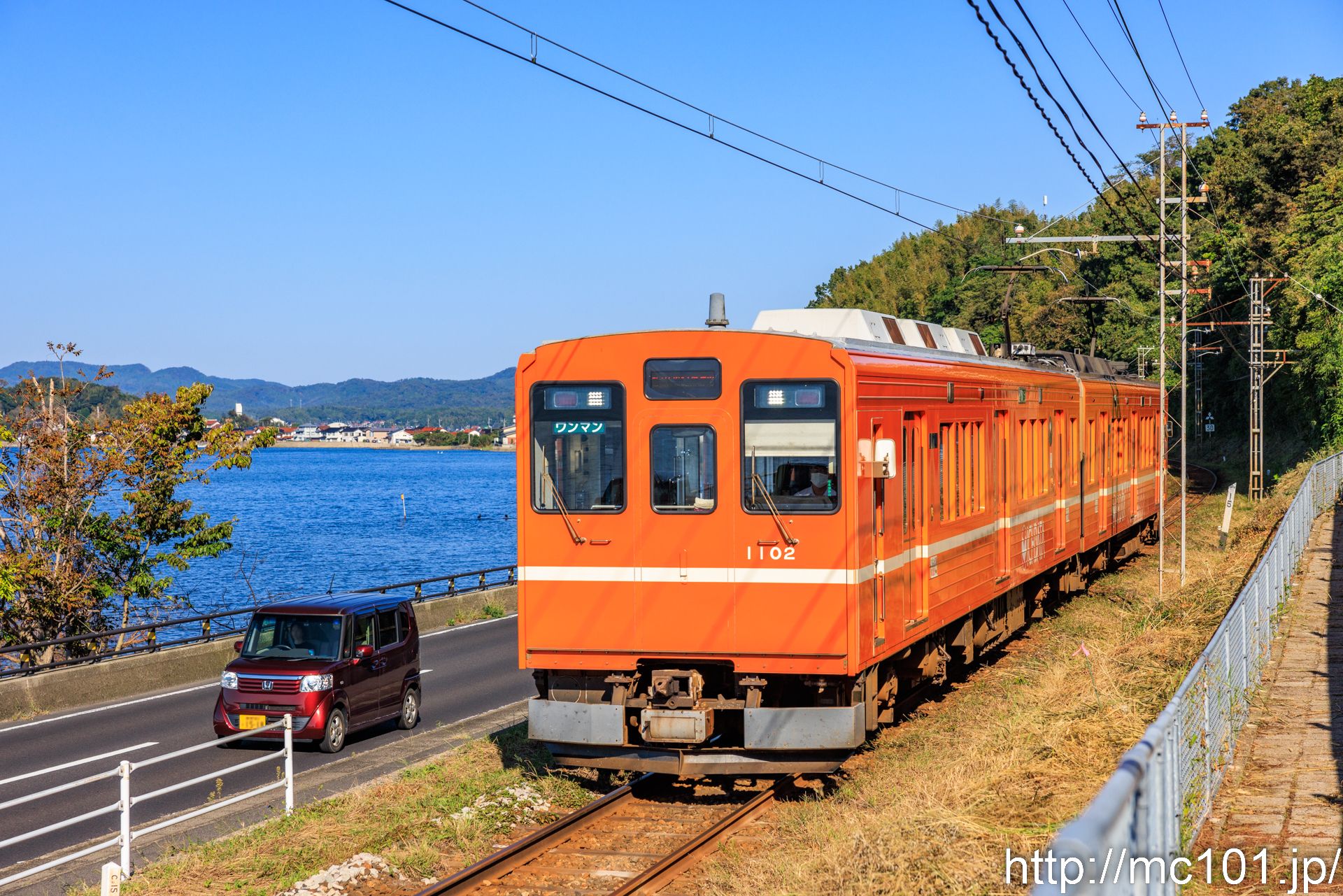 一畑電車北松江線 松江イングリッシュガーデン前～松江しんじ湖温泉間で撮影した一畑電車1000系1102を先頭とする列車(1002F)の写真