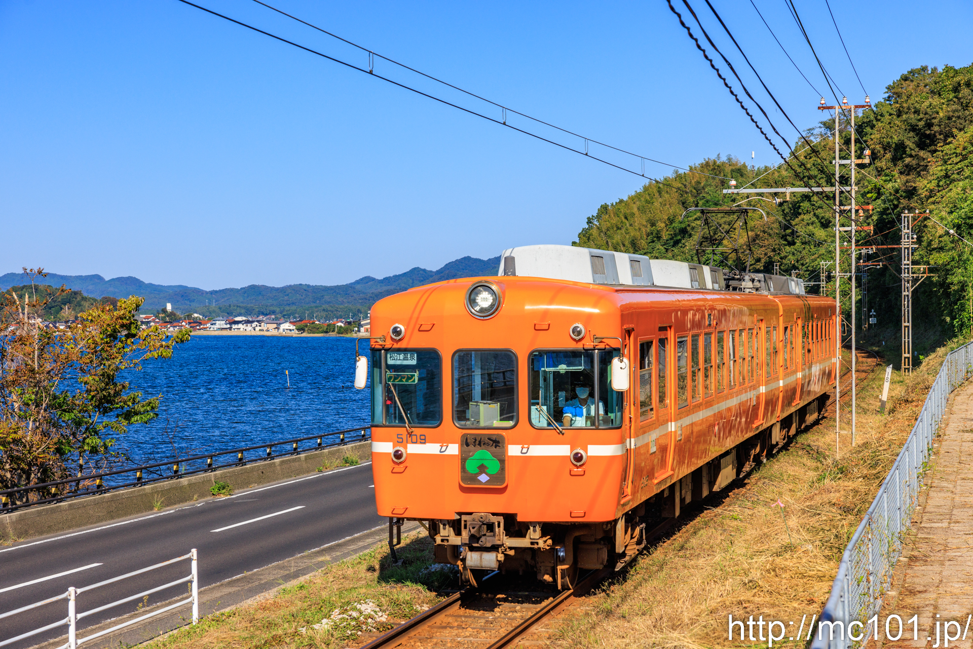 一畑電車北松江線 松江イングリッシュガーデン前～松江しんじ湖温泉間で撮影した一畑電車5000系5109を先頭とする列車(5009F)の写真