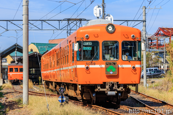 一畑電車大社線 出雲大社前駅付近で撮影した一畑電車5000系5009を先頭とする列車(5009F)の写真