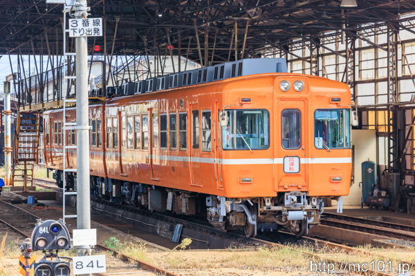 一畑電車北松江線 雲州平田駅で撮影した一畑電車2100系2111を先頭とする列車(2101F)の写真