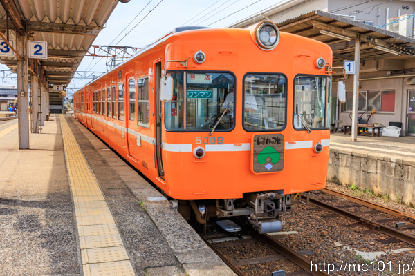 一畑電車北松江線 雲州平田駅で撮影した一畑電車5000系5009を先頭とする列車(5009F)の写真