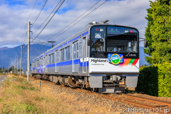アルピコ交通上高地線 新村～三溝間で撮影したアルピコ交通20100形20101を先頭とする列車(20101F)の写真