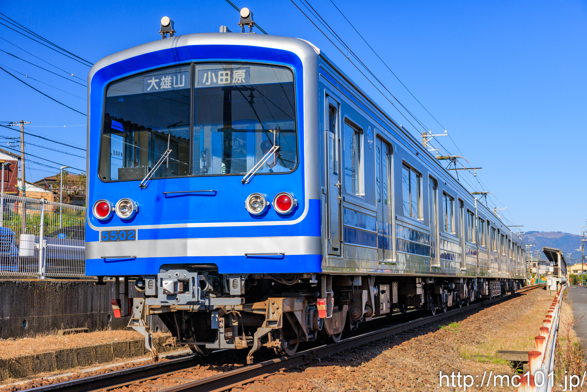 伊豆箱根鉄道大雄山線 岩原～塚原間で撮影した伊豆箱根鉄道5000形5502を先頭とする列車(5502F)の写真