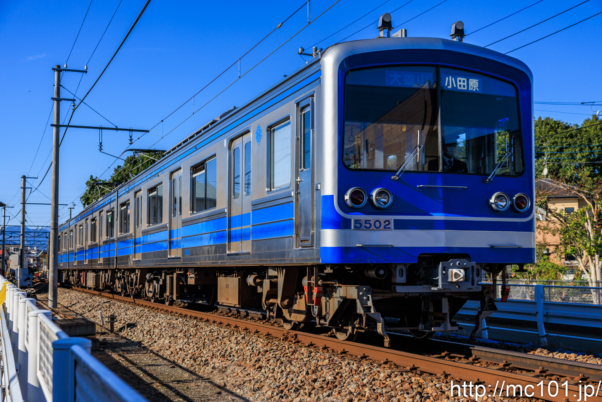 伊豆箱根鉄道大雄山線 飯田岡～相模沼田間で撮影した伊豆箱根鉄道5000形5502を先頭とする列車(5502F)の写真