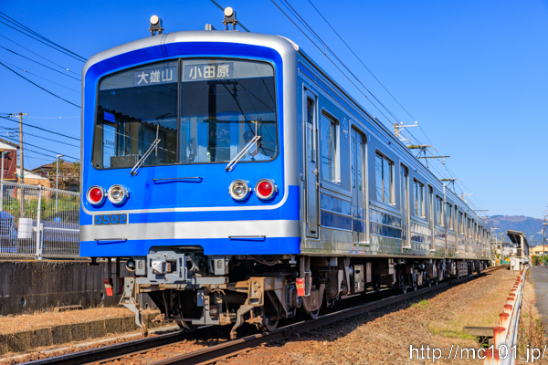 伊豆箱根鉄道大雄山線 岩原～塚原間で撮影した伊豆箱根鉄道5000形5502を先頭とする列車(5502F)の写真