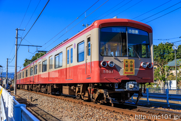 伊豆箱根鉄道大雄山線 飯田岡～相模沼田間で撮影した伊豆箱根鉄道5000形5501を先頭とする列車(5501F)の写真