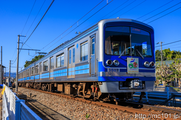 伊豆箱根鉄道大雄山線 飯田岡～相模沼田間で撮影した伊豆箱根鉄道5000形5507を先頭とする列車(5507F)の写真