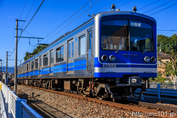 伊豆箱根鉄道大雄山線 飯田岡～相模沼田間で撮影した伊豆箱根鉄道5000形5502を先頭とする列車(5502F)の写真