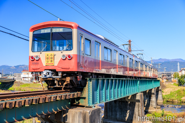 伊豆箱根鉄道大雄山線 塚原～和田河原間で撮影した伊豆箱根鉄道5000形5501を先頭とする列車(5501F)の写真