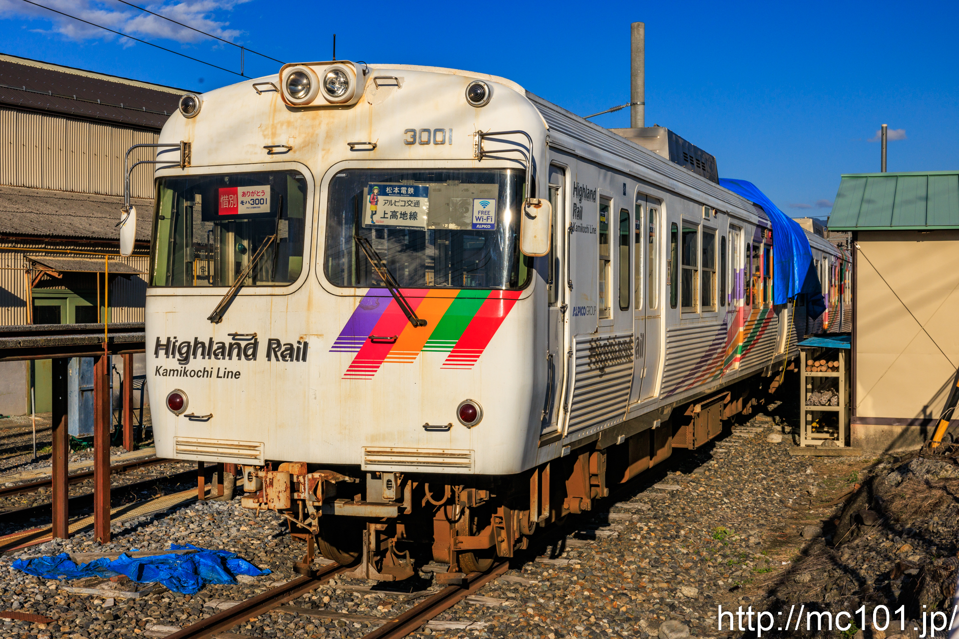 アルピコ交通上高地線 新村駅で撮影したアルピコ交通3000系3001を先頭とする列車(3001F)の写真