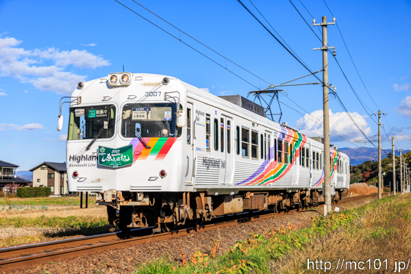 アルピコ交通上高地線 波田～渕東間で撮影したアルピコ交通3000系3007を先頭とする列車(3007F)の写真