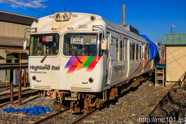 アルピコ交通上高地線 新村駅で撮影したアルピコ交通3000系3001を先頭とする列車(3001F)の写真