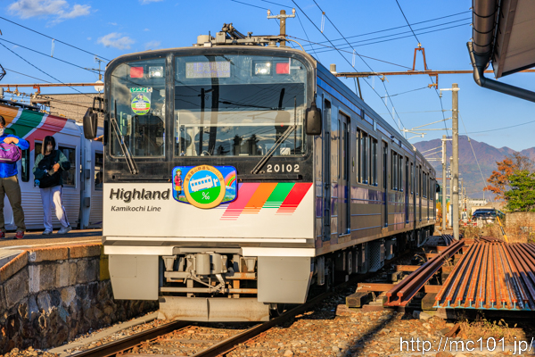 アルピコ交通上高地線 新村駅で撮影したアルピコ交通20100形20101を先頭とする列車(20101F)の写真