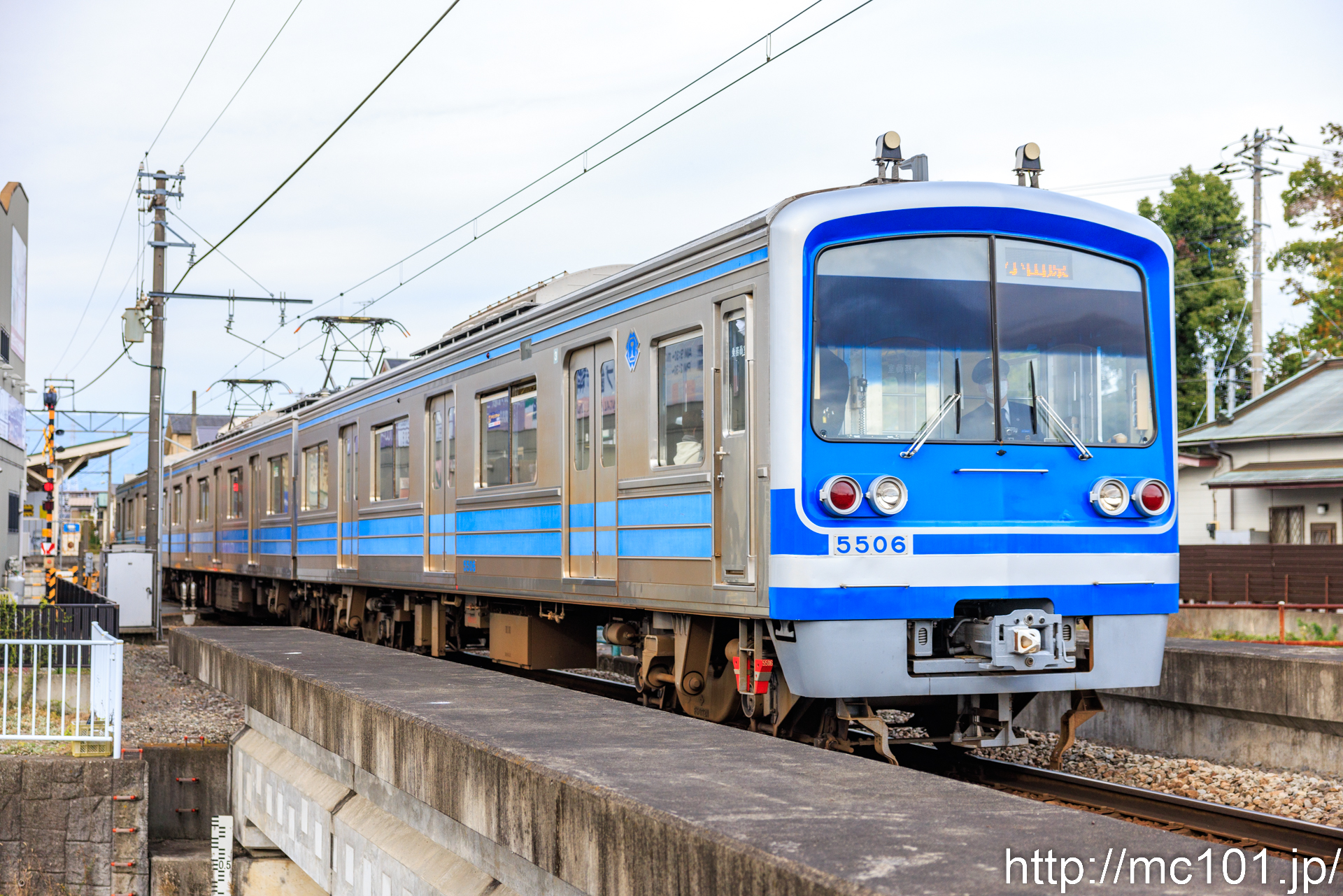 伊豆箱根鉄道大雄山線 緑町～井細田間で撮影した伊豆箱根鉄道5000系5506を先頭とする列車(5506F)の写真