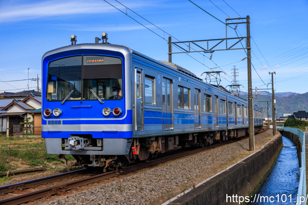 伊豆箱根鉄道大雄山線 塚原～和田河原間で撮影した伊豆箱根鉄道5000系5506を先頭とする列車(5506F)の写真