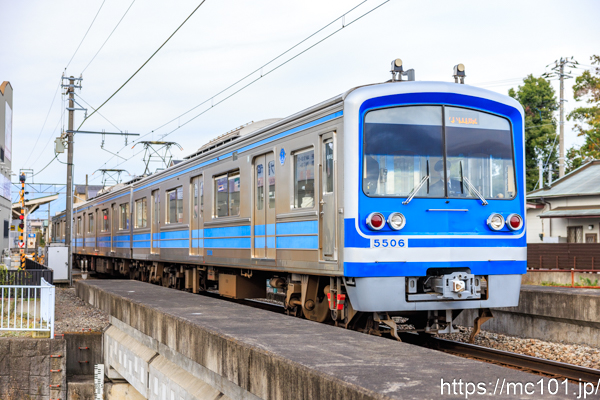伊豆箱根鉄道大雄山線 緑町～井細田間で撮影した伊豆箱根鉄道5000系5506を先頭とする列車(5506F)の写真