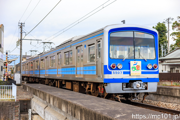 伊豆箱根鉄道大雄山線 緑町～井細田間で撮影した伊豆箱根鉄道5000系5507を先頭とする列車(5507F)の写真