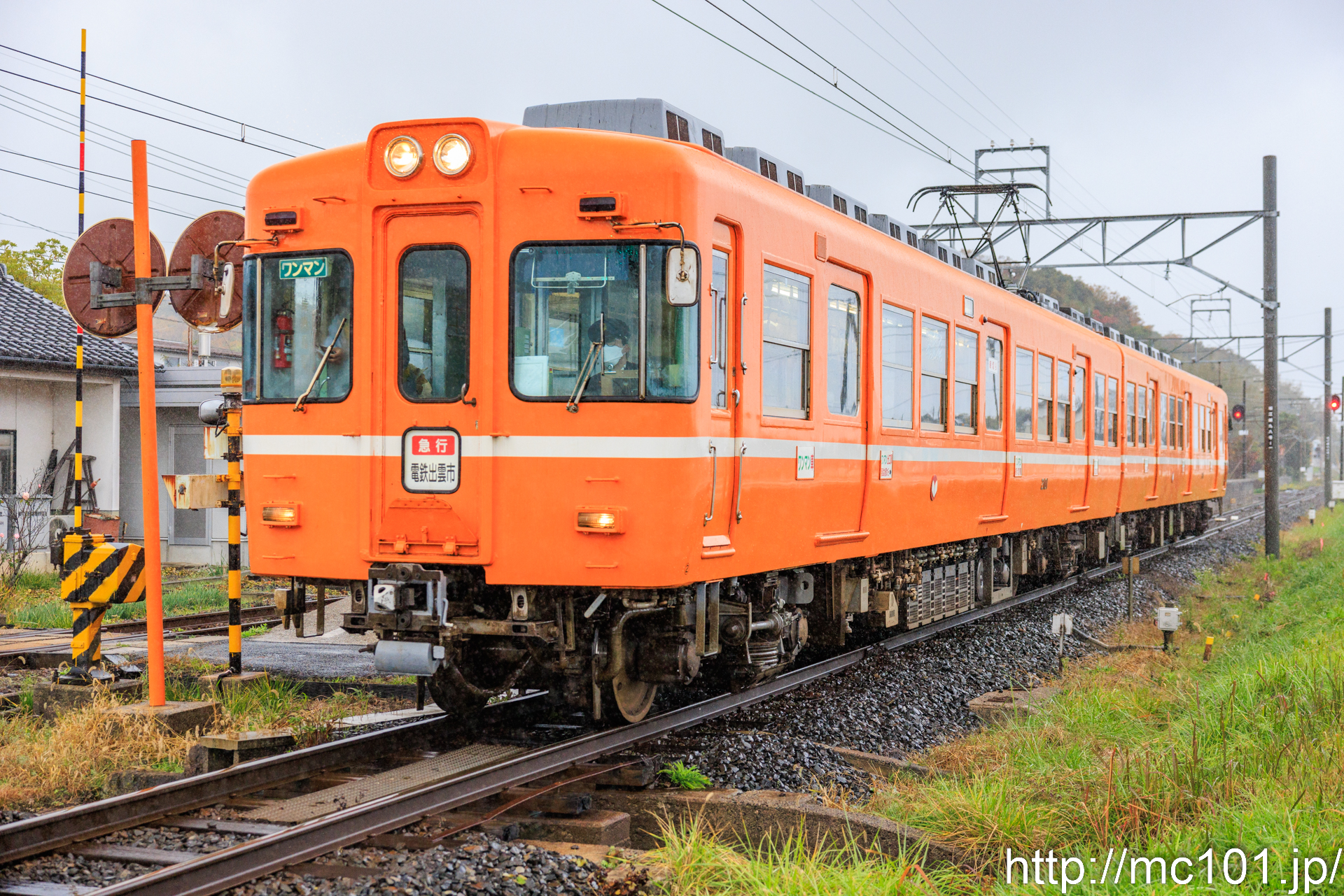 一畑電車北松江線 津ノ森駅で撮影した一畑電車2100系2101を先頭とする列車(2101F)の写真