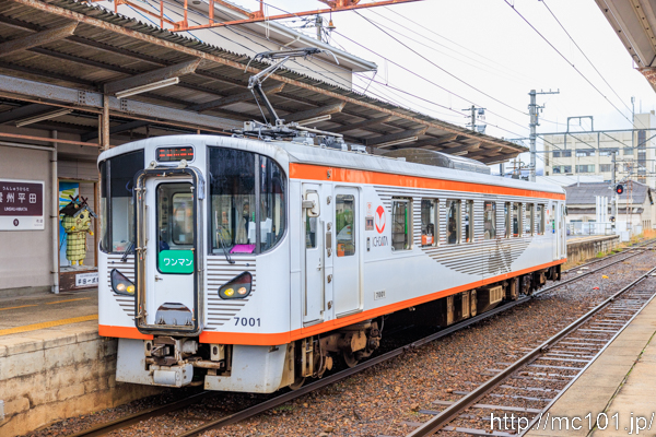 一畑電車北松江線 雲州平田駅で撮影した一畑電車7000系7001の写真