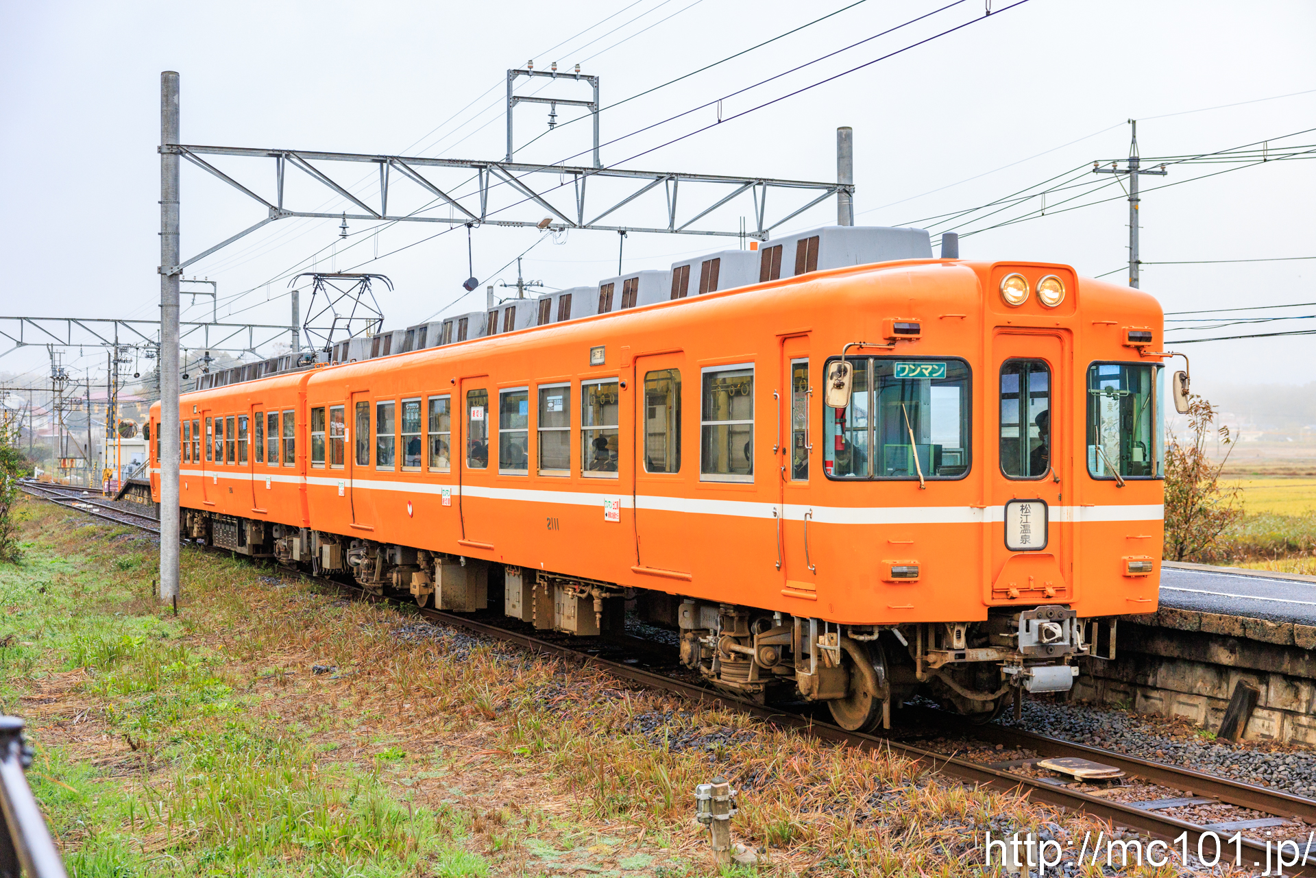 一畑電車北松江線 松江イングリッシュガーデン前駅で撮影した一畑電車2100系2111を先頭とする列車(2101F)の写真