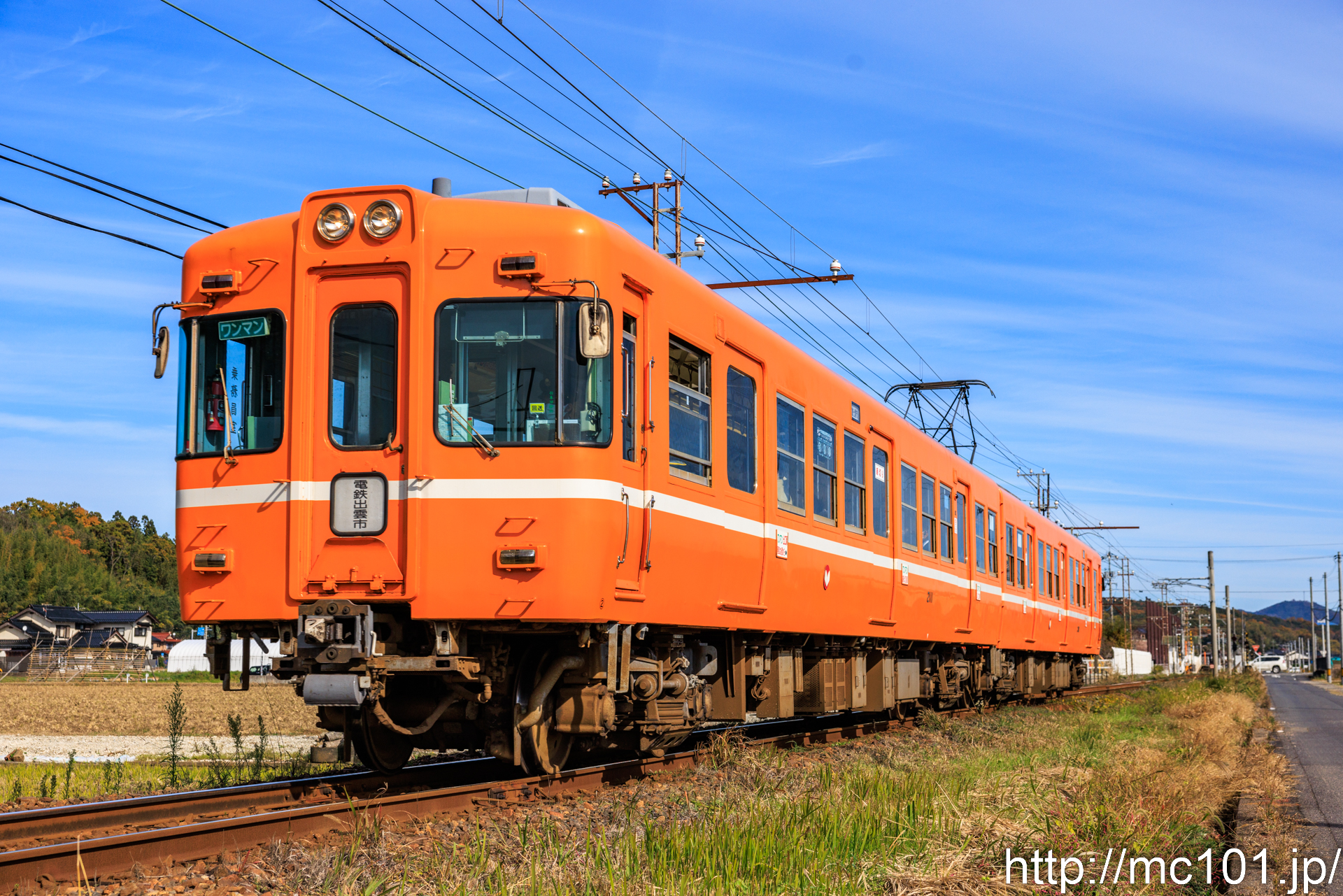 一畑電車北松江線 布崎～湖遊館新駅間で撮影した一畑電車2100系2111を先頭とする列車(2101F)の写真