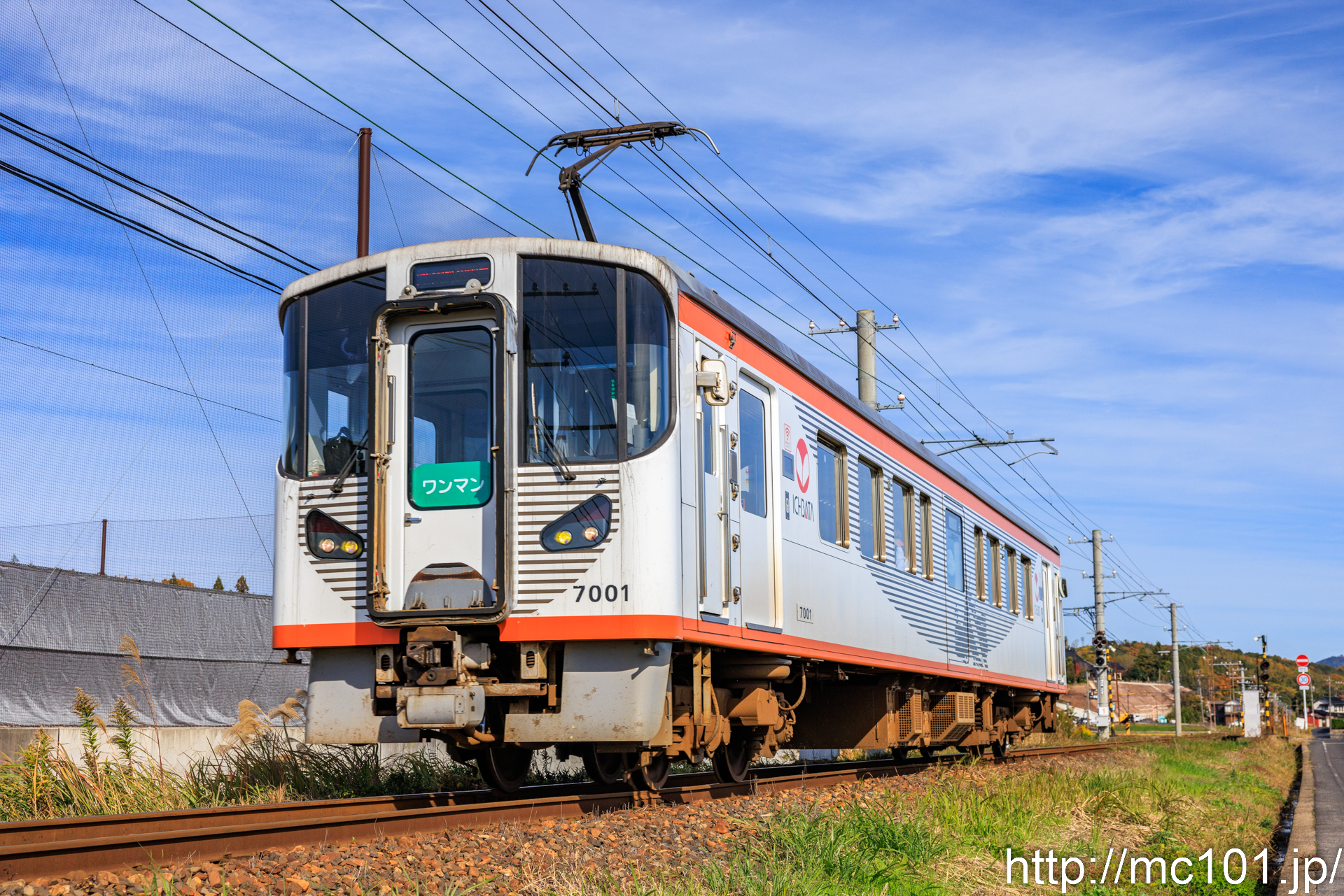 一畑電車北松江線 湖遊館新駅～園間で撮影した一畑電車7000系7001を先頭とする列車の写真