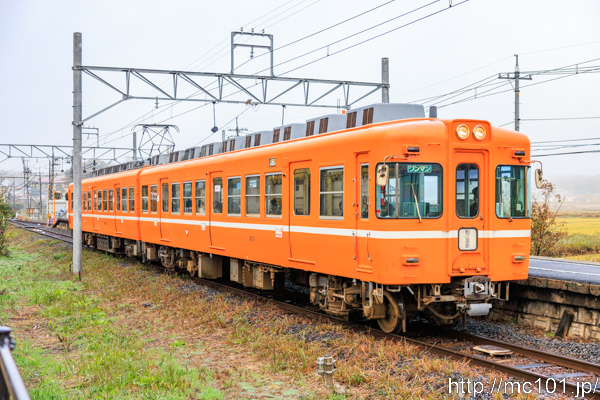 一畑電車北松江線 松江イングリッシュガーデン前駅で撮影した一畑電車2100系2111を先頭とする列車(2101F)の写真