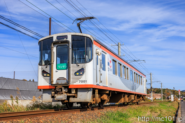 一畑電車北松江線 湖遊館新駅～園間で撮影した一畑電車7000系7001を先頭とする列車の写真