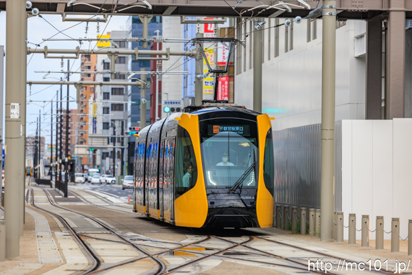 宇都宮ライトレール宇都宮芳賀ライトレール線 宇都宮駅東口電停付近で撮影した宇都宮ライトレールHU300形HU304-Aを先頭とする列車の写真