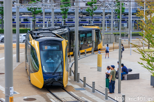 宇都宮ライトレール宇都宮芳賀ライトレール線 宇都宮駅東口電停付近で撮影した宇都宮ライトレールHU300形HU307-Bを先頭とする列車の写真
