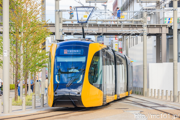 宇都宮ライトレール宇都宮芳賀ライトレール線 宇都宮駅東口電停付近で撮影した宇都宮ライトレールHU300形HU314-Aを先頭とする列車の写真