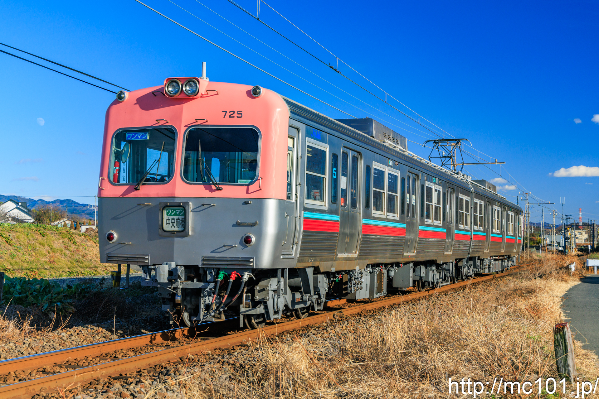 上毛電気鉄道上毛線 粕川～膳間で撮影した上毛電気鉄道700形を先頭とする列車の写真