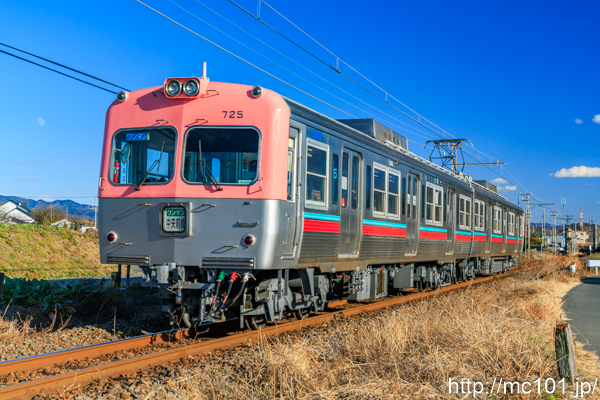 上毛電気鉄道上毛線 粕川～膳間で撮影した上毛電気鉄道700形を先頭とする列車の写真