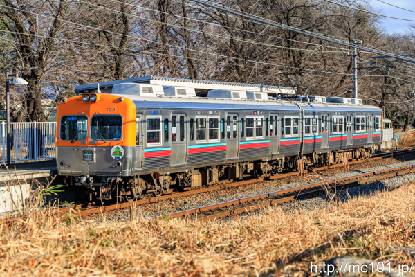 上毛電気鉄道上毛線 桐生球場前駅で撮影した上毛電気鉄道700形728を先頭とする列車の写真