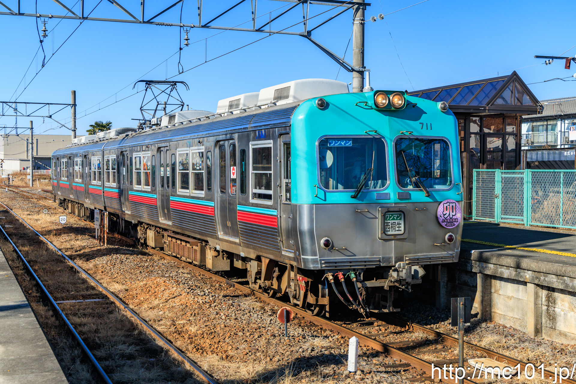 上毛電気鉄道上毛線 新里駅で撮影した上毛電気鉄道700形711を先頭とする列車の写真