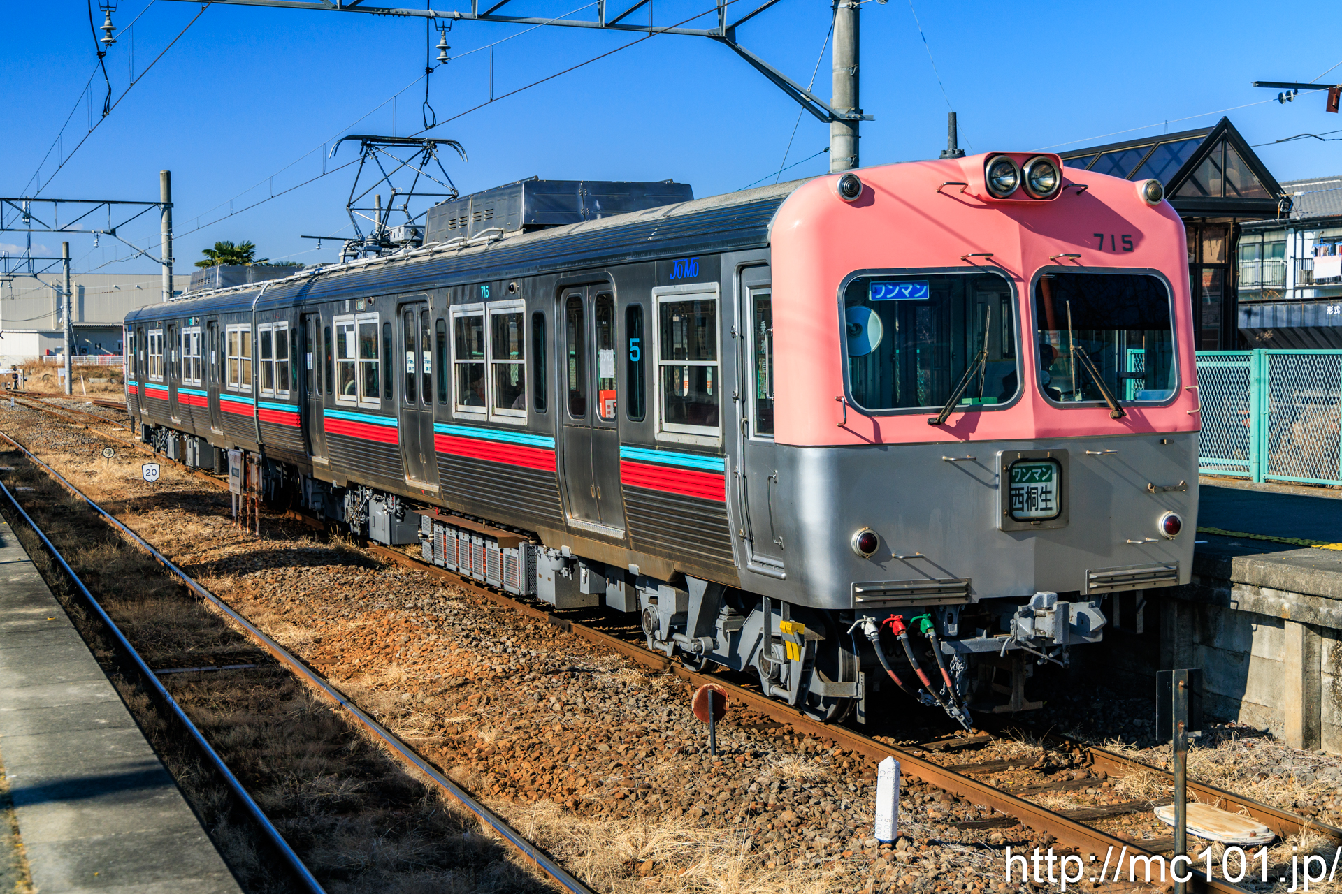 上毛電気鉄道上毛線 新里駅で撮影した上毛電気鉄道700形715を先頭とする列車の写真